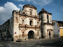 photo d’une église d’Antigua en partie détruite par un tremblement de terre