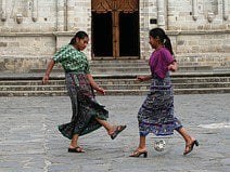 photo de deux femmes jouant au football sur le parvis de l’église de Panajachel