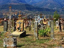 photo du cimetière du petit village de Guane face à un canyon