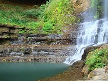 photo des chutes de Juan Curi au milieu d’une forêt tropicale