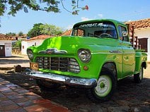 photo d’un pick-up Chevrolet 3800 des années 1950 de couleur verte