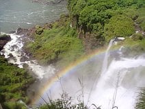 photo d’un arc-en-ciel qui enjambe une chute d’eau