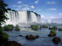 photo des chutes d’Iguazú au sein d’une végétation luxuriante