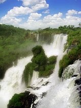 photo de la cascade San Martin au milieu d’une jungle luxuriante