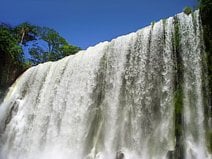 photo d’une chute en forme d’un rideau d’eau à Iguazú