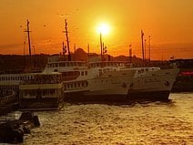photo de l’embarcadère d’Eminönü avec ses ferrys