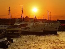 photo de l’embarcadère d’Eminönü avec ses ferrys