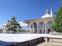 photo du pavillon de Bagdad recouvert de faïences bleues et de nacre