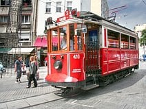 photo du tramway qui emprunte l’avenue Istiklal Caddesi