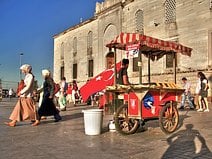 photo d’un vendeur ambulant devant la Mosquée Neuve