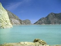 photo du plus grand lac d’acide du monde, au fond du cratère du Kawa Ijen