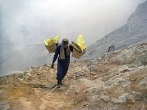 photo d’un porteur de soufre sur les pentes du volcan Kawah Ijen