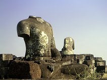 photo de statues décapitées sur le site archéologique de Prambanan