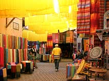 photo des souks de Marrakech et leurs étoffes colorées