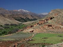 photo d’un village berbère accroché au versant d’une montagne