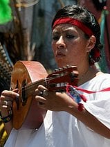 photo d’une danseuse aztèque traditionnelle sur le Zócalo de Mexico