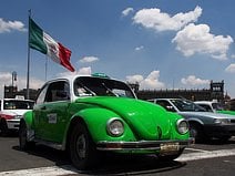 photo du taxi vocho vert pomme qui est emblématique de Mexico