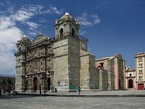 photo de la cathédrale de Oaxaca avec sa façade de style baroque