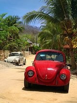 photo d’une coccinelle rouge sur un chemin de terre à Mazunte