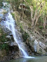 photo des cascades de Marinka dont l’eau fraiche vient des glaciers