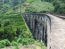 photo d’un pont ferroviaire qui mène au petit village d’Ella