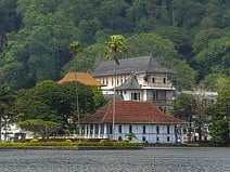 photo de la ville de Kandy située au bord d’un lac artificiel