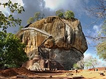 photo de Sigirîya, une ancienne citadelle au sommet d’un rocher de pierre rouge