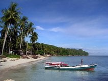 photo de bateaux de pêcheurs à Donggala au bord du golfe de Palu