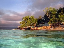 photo d’une mer turquoise à marée haute avant le coucher du soleil