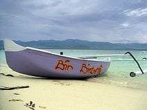 photo d’une pirogue sur le banc de sable de Palu