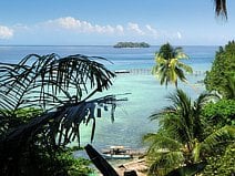 photo des îles Togian bordées de cocotiers et de sable blanc