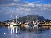 photo de voiliers au mouillage dans la baie d’Ushuaïa