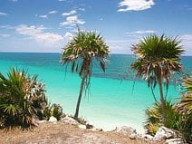 photo de la mer des Caraïbes avec ses eaux turquoise et son sable blanc