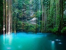 photo d’un cénote qui est un gouffre rempli d’eau douce