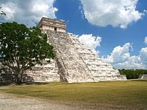 photo de la pyramide de Kukulkán dans la cité maya de Chichén Itzá