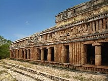 photo de l’ancienne cité maya de style Puuc qui dépendait d’Uxmal