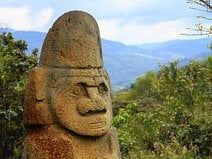 photo d’une sculpture d’un chaman sur le site archéologique de San Agustín
