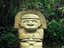 photo de la statue de la déesse de la pluie coiffée d’un arc-en-ciel